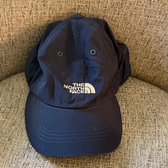The North Face Dark Blue lightweight Baseball Cap - Picture 1 of 2